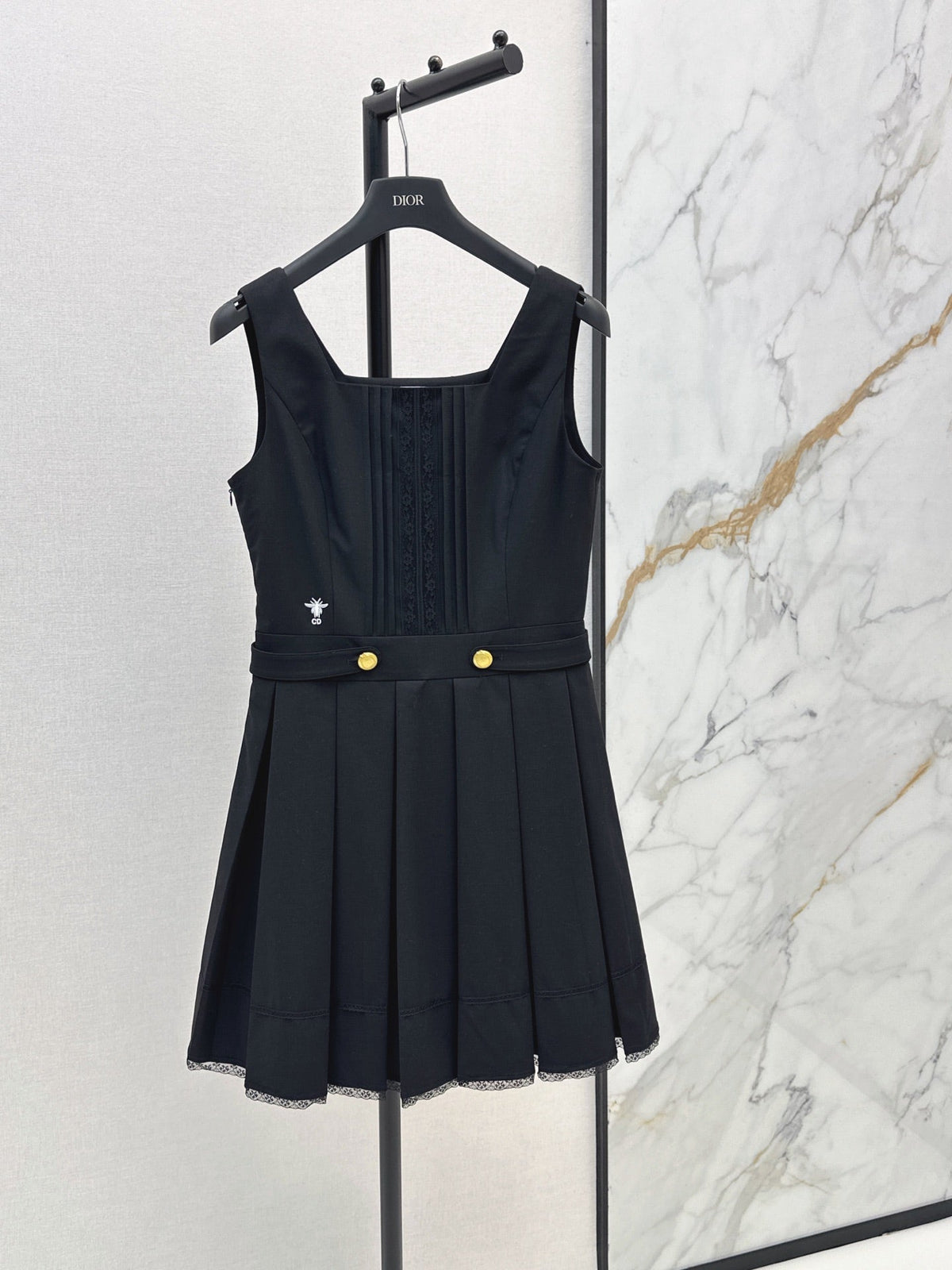 26SS NEW Bee Embroidery Sleeveless Dress 🖤