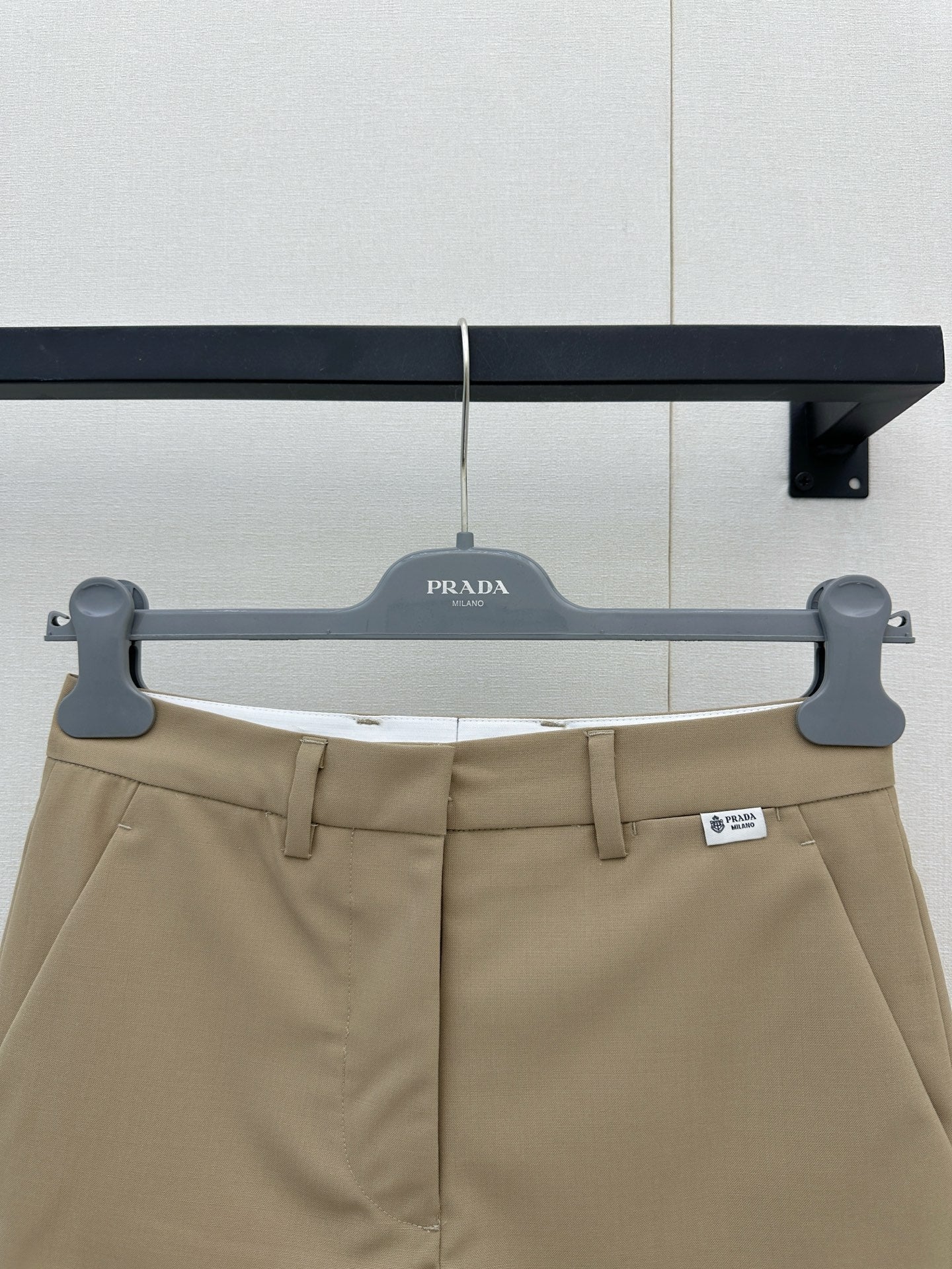 26FW New High-Waisted Wool Shorts with Small Embroidered Logo 🤎