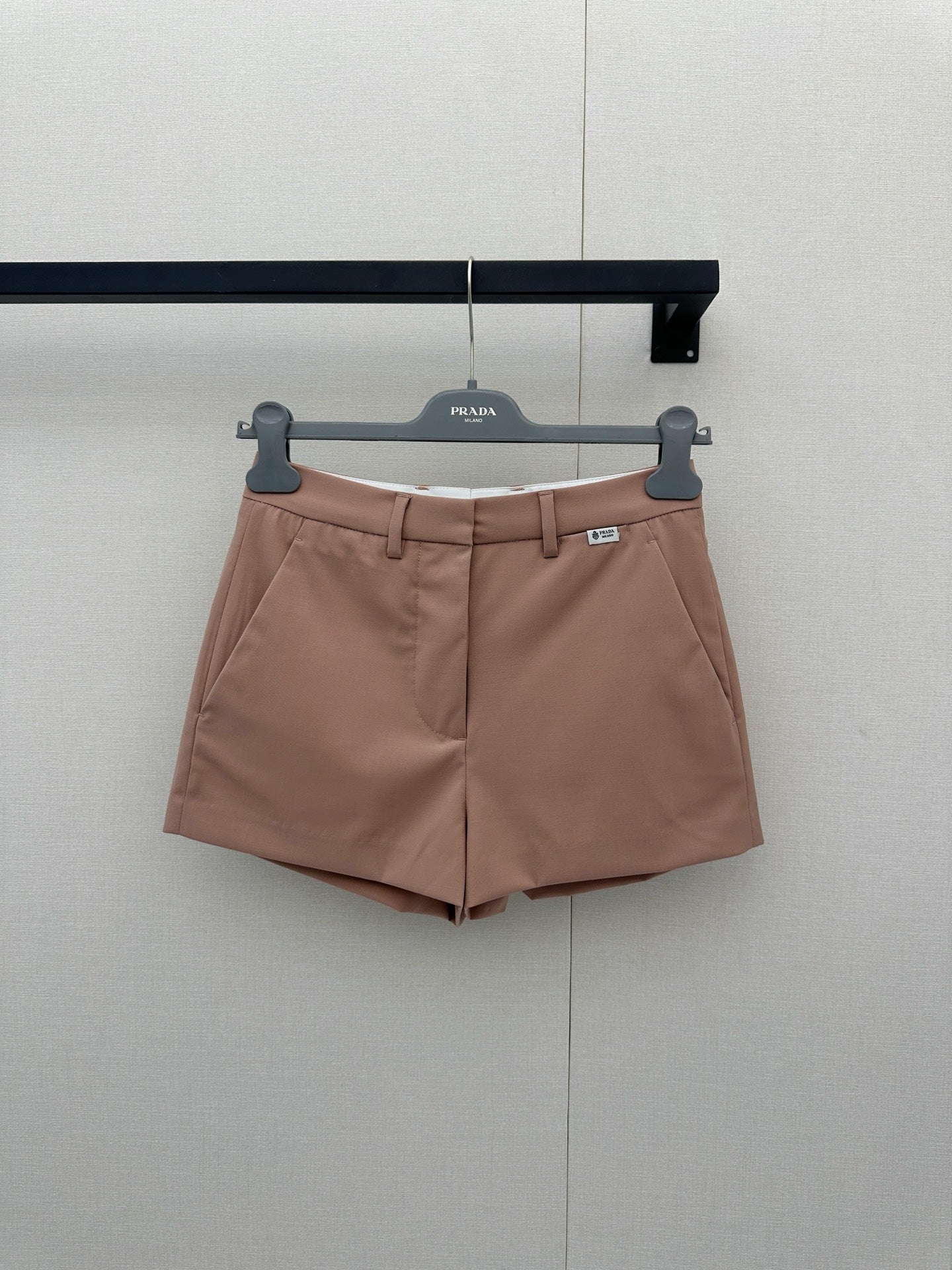 26FW New High-Waisted Wool Shorts with Small Embroidered Logo 🤎