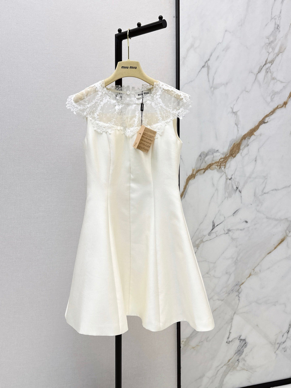 26FW New Sleeveless Dress with Lace-Panel Detail 🤍