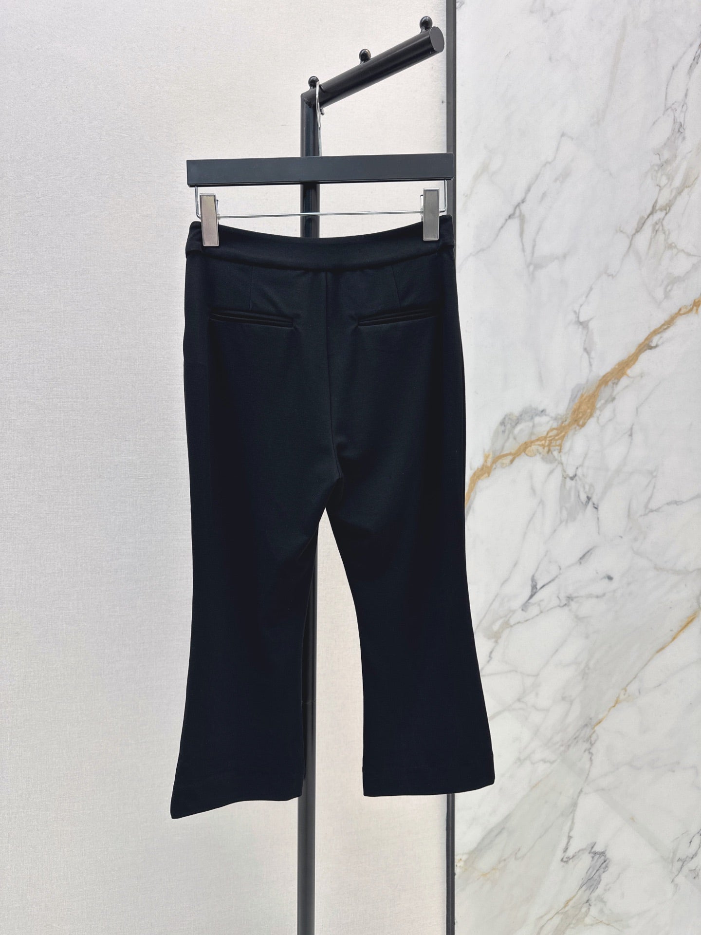 26FW New Classic Color-Block Cropped Leggings with Hardware Detail 🖤