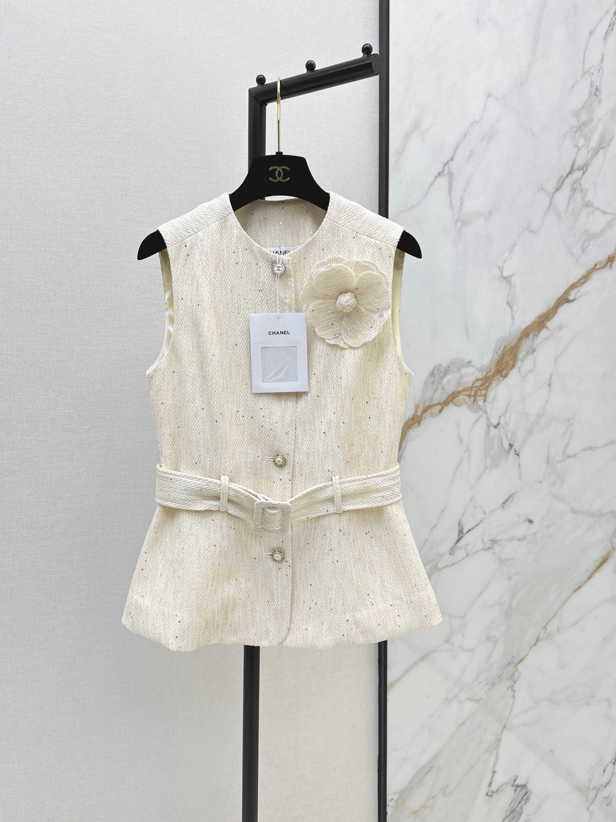 26FW New Sleeveless Knit Vest with 3D Floral Embellishment 🤍