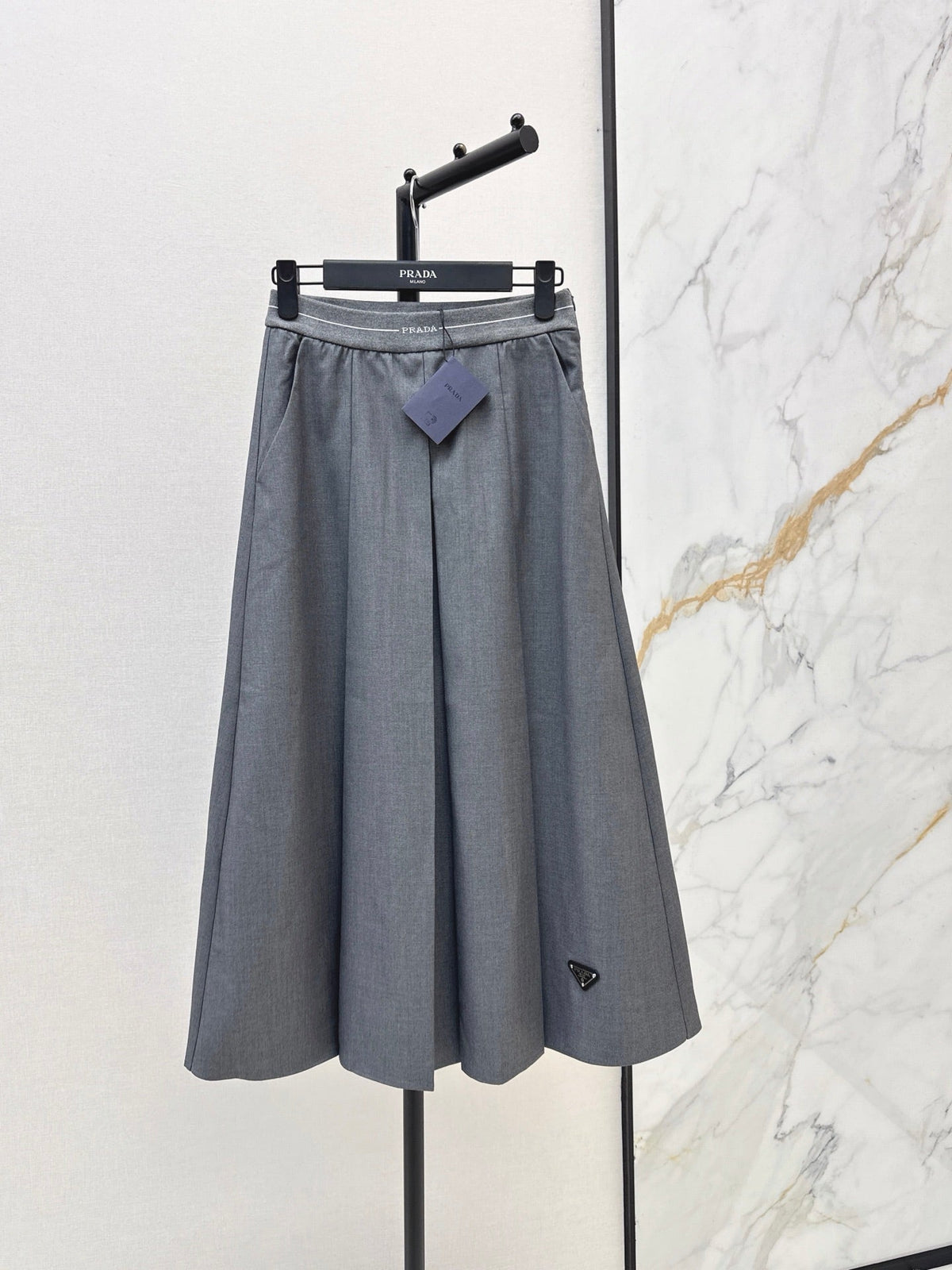 26FW New Long Skirt with Elastic Waist and Triangle Logo Detail 🖤